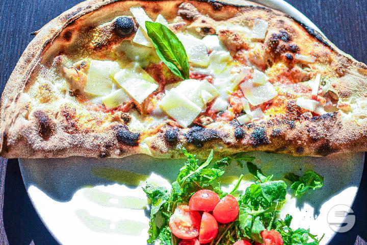 Pizza Calzone - Auberge de Montherod