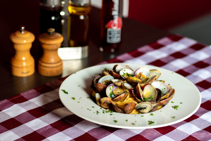 Linguine with Clams - Le Bar du Coq