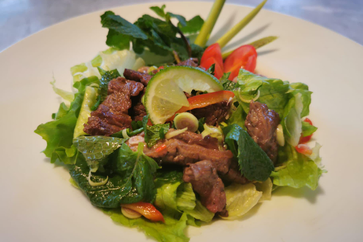 Beef salad with herbs - Thai Family