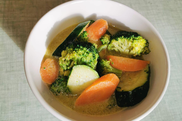 Green Curry with vegetables and rice - Thai Family