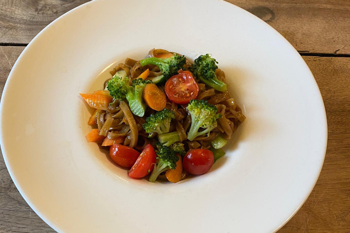 Pad see ew with vegetables - Thai Family