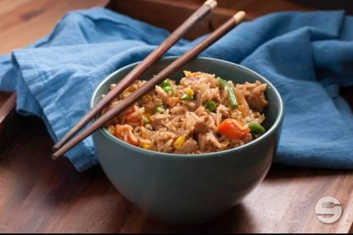 Garlic Chicken Stir-Fry with Rice - Hello Bangkok