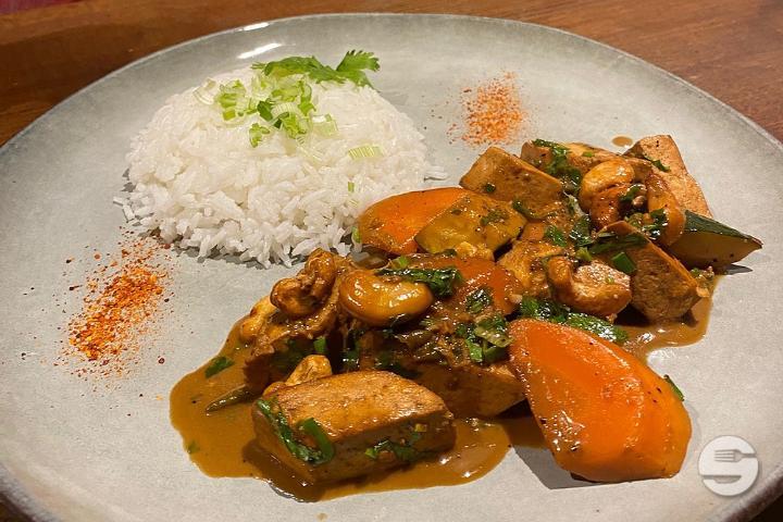 Tofu with Cashew Nuts and Rice - Hello Bangkok