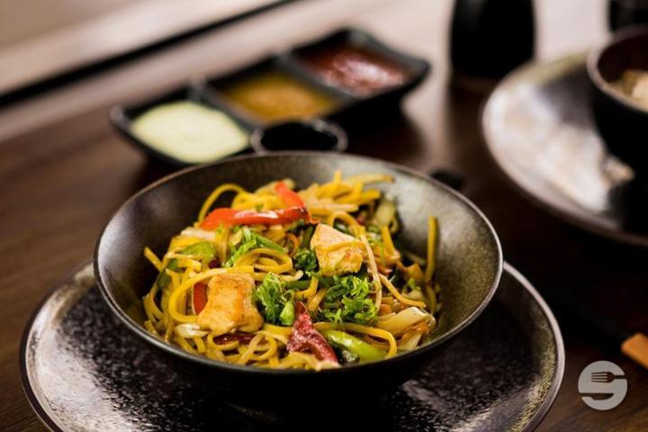Yellow Noodles with Tofu - Hello Bangkok
