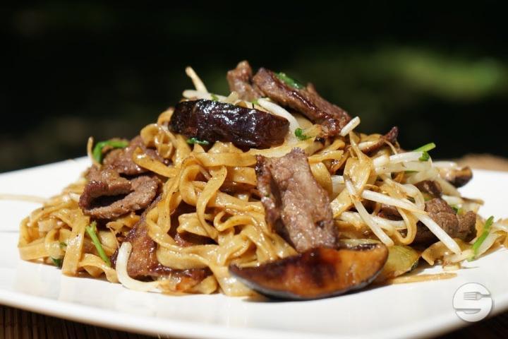 Yellow Noodles with Beef - Hello Bangkok