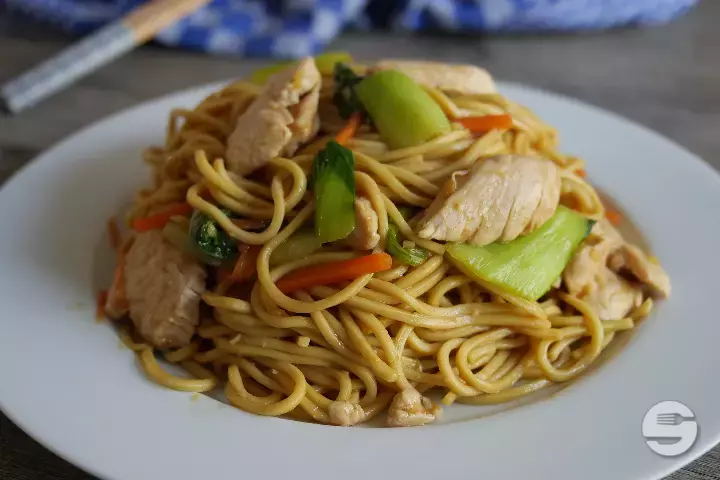 Yellow Noodles with Chicken - Hello Bangkok