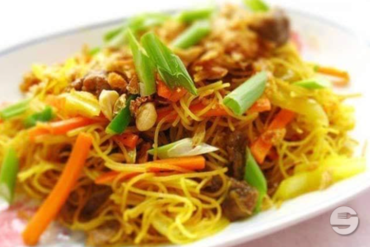 Fried noodles with tofu - Rice & More