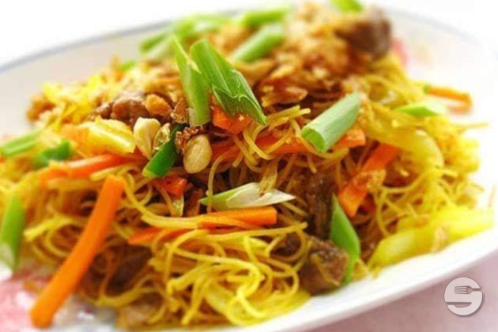 Fried noodles with chicken - Rice & More