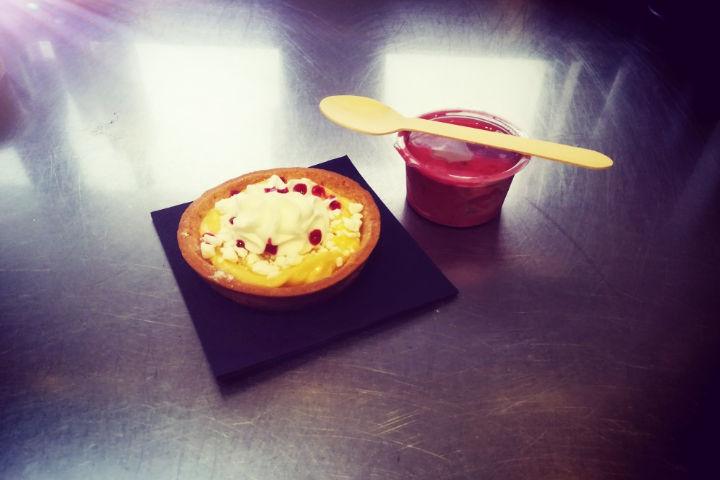 TARTELETTE AU CITRON, ECLATS DE MERINGUE ET SORBET FRUIT ROUGE - Union Restaurant du Théatre