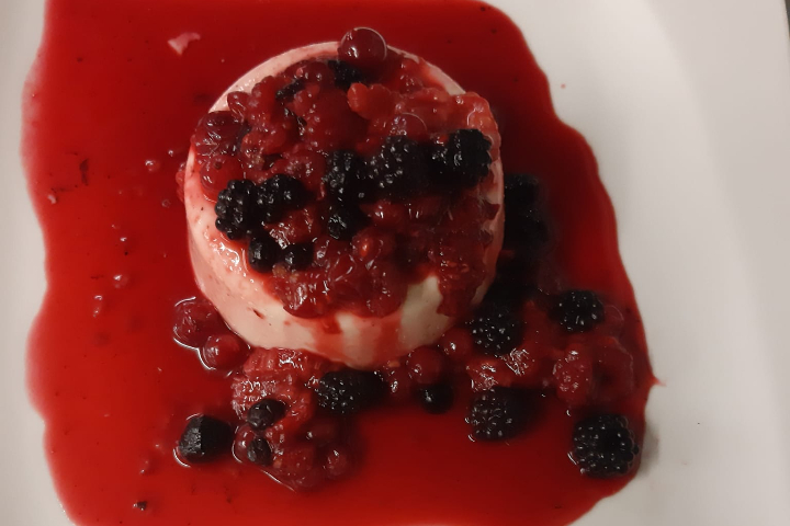 Panna Cotta mit Waldbeeren - Ristorante Pizzeria Pulcinella