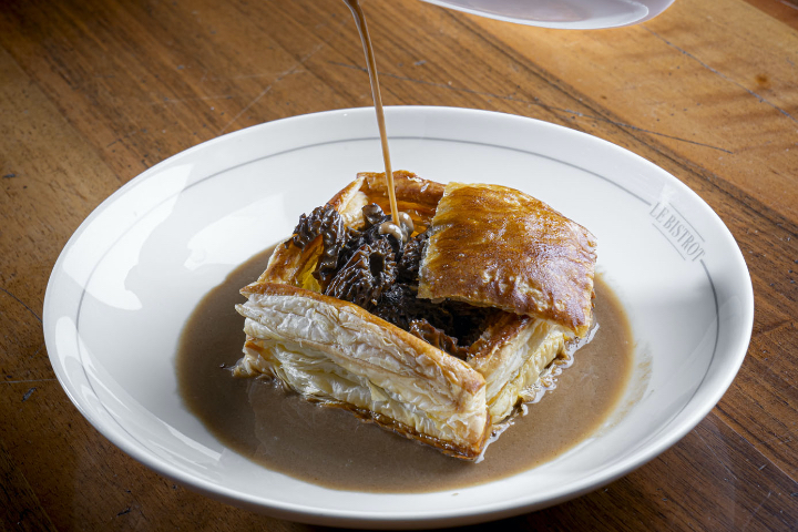 Vol-au-vent aux morilles et son jus de volaille - Le Bistrot le Lion d'Or