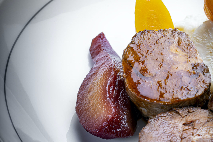Epaule d'agneau cuite toute une nuit aux poires et épices douces - Le Bistrot le Lion d'Or