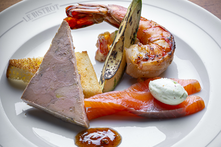 Grande Assiette gourmande (Avocat crevettes et sa Gambas, Foie-gras, Saumon fumé d'Ecosse) plat - Le Bistrot le Lion d'Or