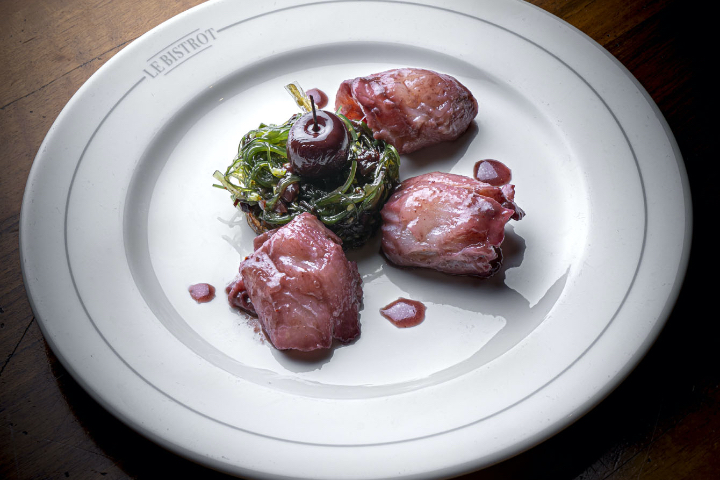 Ceviche de daurade, cerises en pickles du Bistrot plat - Le Bistrot le Lion d'Or