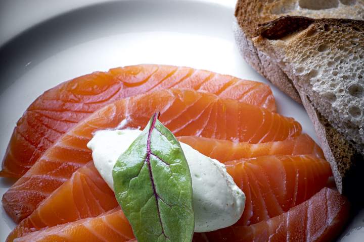 Saumon fumé d'Ecosse, crème frappée au wasabi plat - Le Bistrot le Lion d'Or
