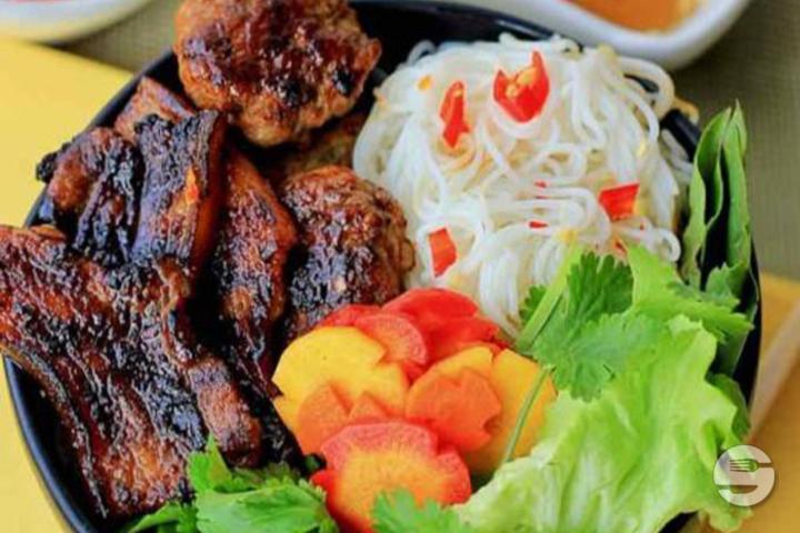 2.11 Brochettes de Porc Grillées et aux Herbes - Nguyen - Saveurs du Vietnam