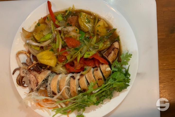 2.25 Calamars Farcis de Viande de Porc Sautés aux Ananas - Nguyen - Saveurs du Vietnam