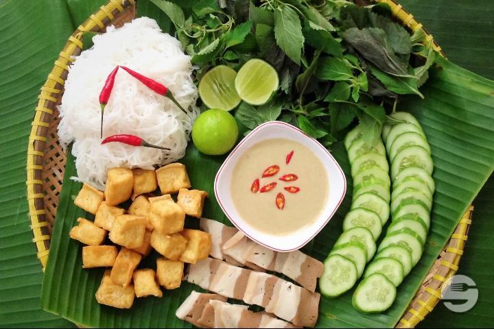 2.30 Salade Chaude des Nouilles Rondes Blanches - Nguyen - Saveurs du Vietnam