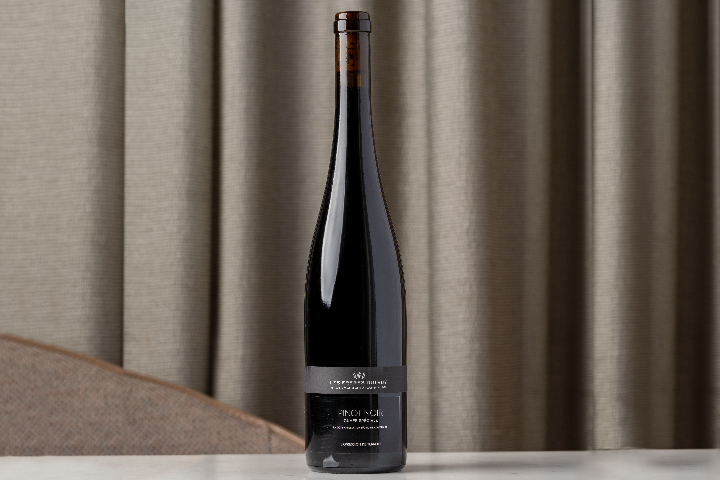 Pinot Noir Frères Dutruy - Livingroom Bar & Kitchen by The Ritz-Carlton Hotel de la Paix