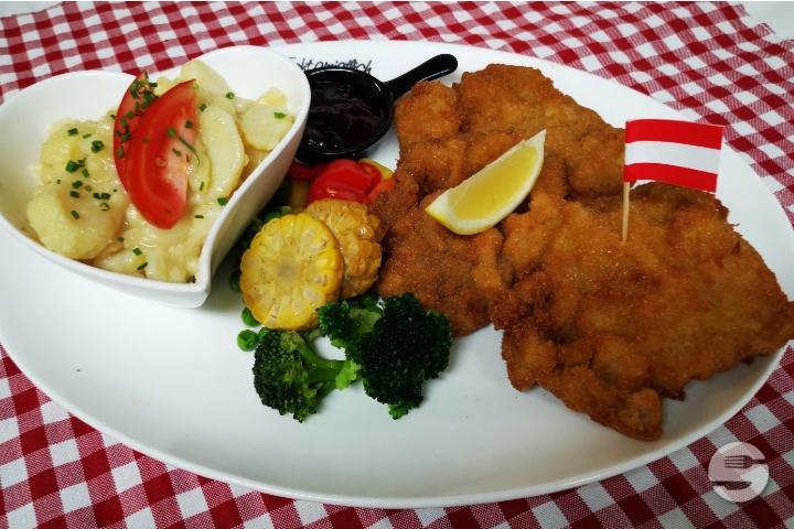 Original Viennese schnitzel from veal shackles - Landhaus Steirereck