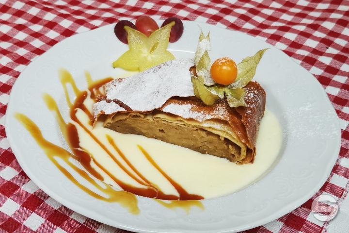 Warm apple strudel - Landhaus Steirereck