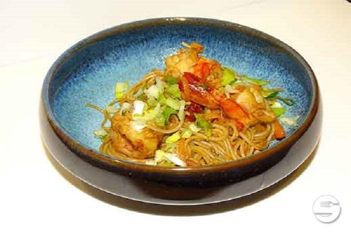 Reisnudeln mit Crevetten und Gemüse - Tiger Sushi