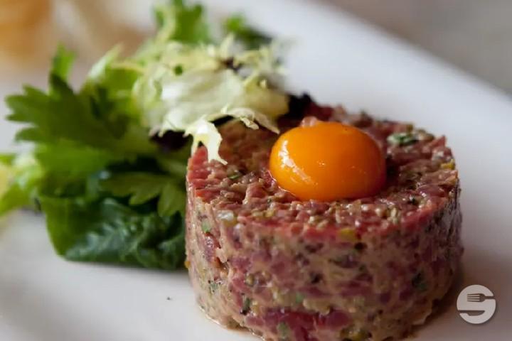 Beef Tartar "Classic O' " - O'les Terrasses du Lac