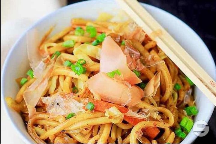 62. Nouilles au Blé Japonais Sautées au Poulet - Les 4 Marronniers