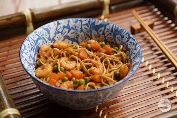 65. Nouilles Sautées aux Crevettes sur Ardoise - Les 4 Marronniers