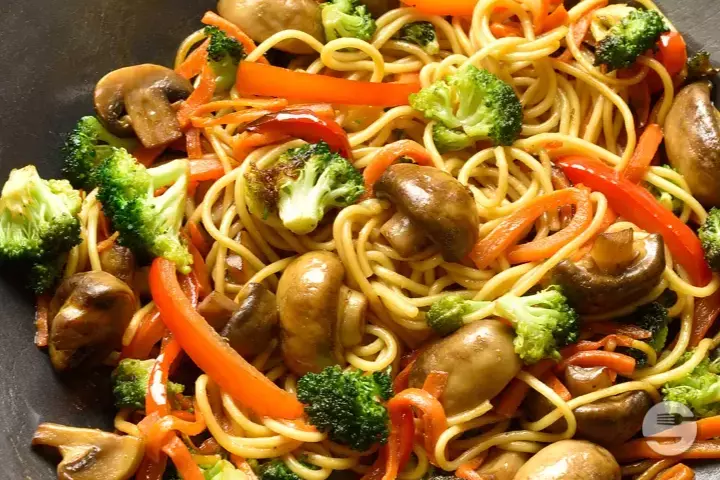129. Nouilles Sautées aux Légumes - Les 4 Marronniers