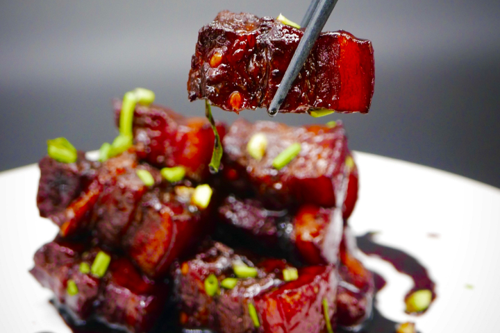 Roter geschmorter Schweinebauch - Le Cuisine