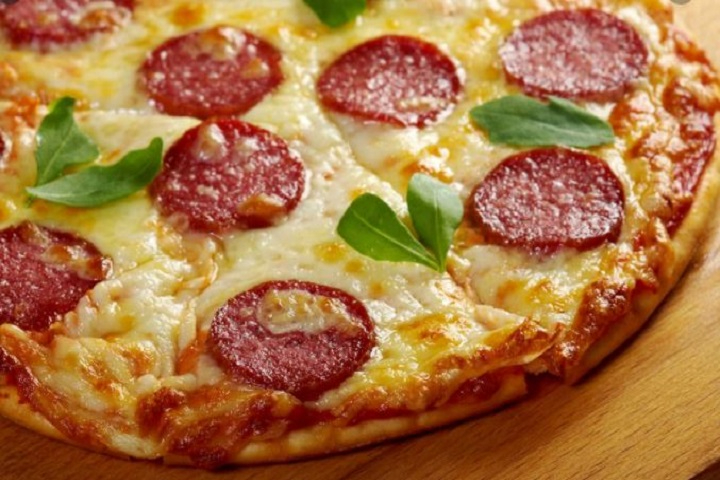 Pizza Salame Nostrano - Artigiano Cafe