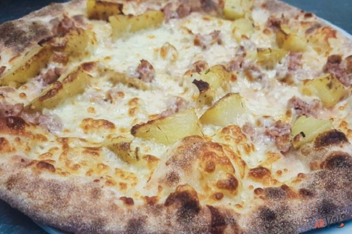 Pizza Salsiccia e Patatine Bianca - Artigiano Cafe