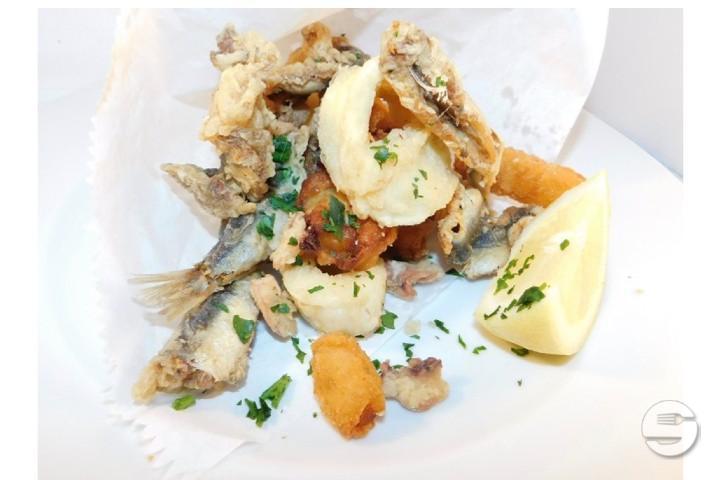 Scagliuozzi fritti al pomodoro fresco e basilico - Artigiano Cafe