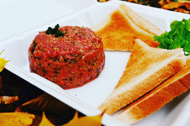 Beef Tartar with Toasts and Fries - Le Chalet des Bains