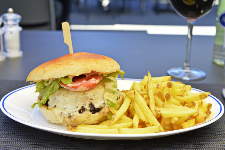 Cheese Burger with Fries, Beef - Le Chalet des Bains