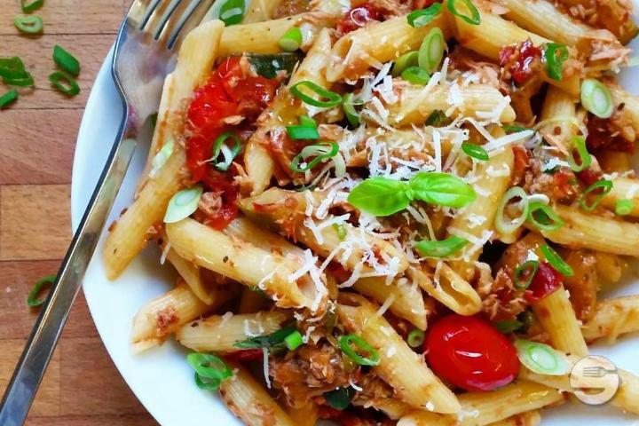 Penne with Half-Cooked Tuna and Sautéed Vegetables - Le Chalet des Bains
