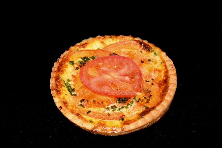 Tomato & Mozzarella Quiche - Pause Gourmande