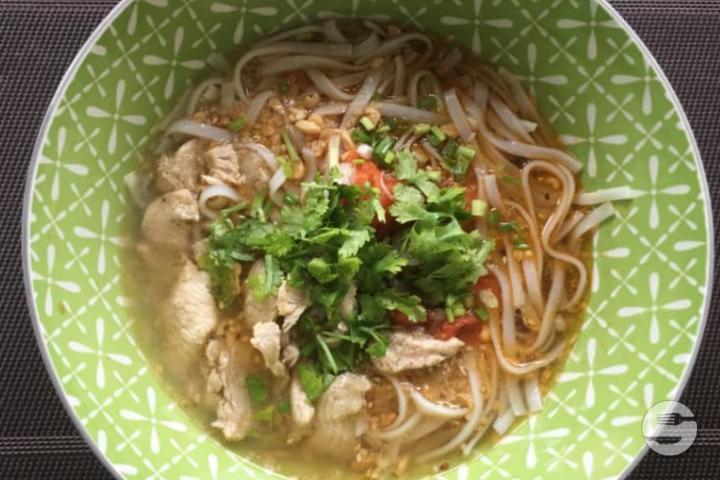 Noodle soup with chicken soy sauce - Haung Asian Food House