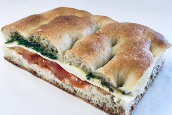 Gefüllte Focaccia Tomaten-Mozzarella - Bäckerei Fenuta