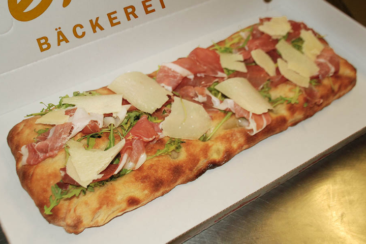 Pinsa Proscitto Crudo, Rucola e Grana - Bäckerei Fenuta