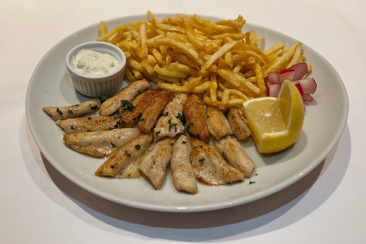 Filets de perches meunières du Lac Léman, frites allumettes maison et sauce tartare maison - Le Casanova