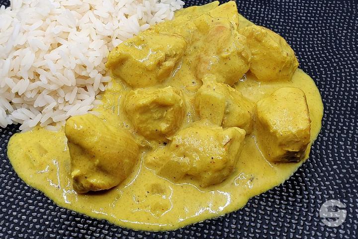 Sliced Chicken with Curry Sauce - Restaurant Pizzeria du Commerce