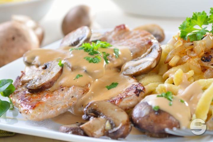 Sliced Chicken with Forest Sauce - Restaurant Pizzeria du Commerce