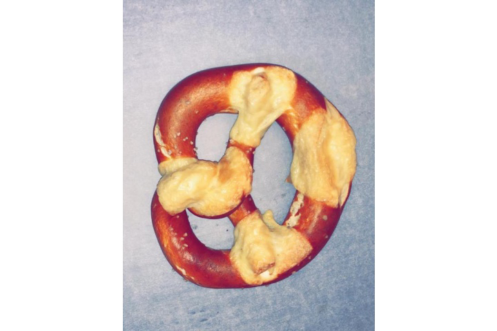 Raclette pretzel - Dina Kiosk Shop