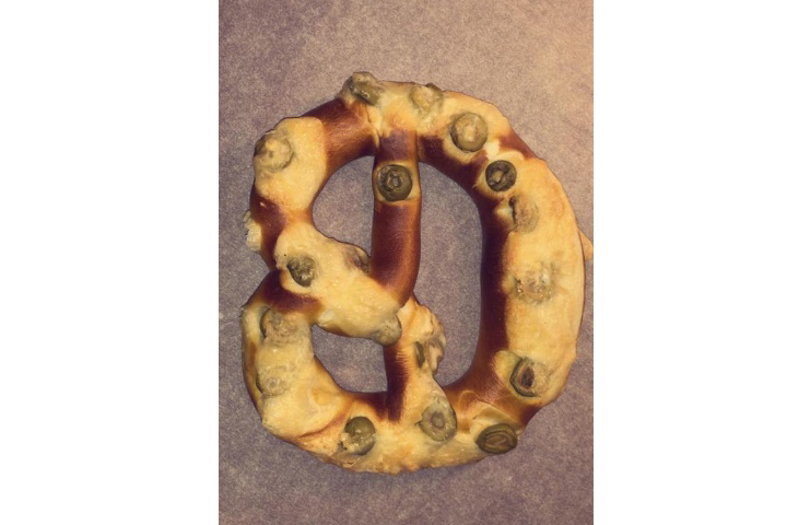 Olives pretzel - Dina Kiosk Shop