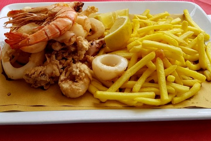 Fried prawns and squids with French fries - Ristorante Pizzeria Mary