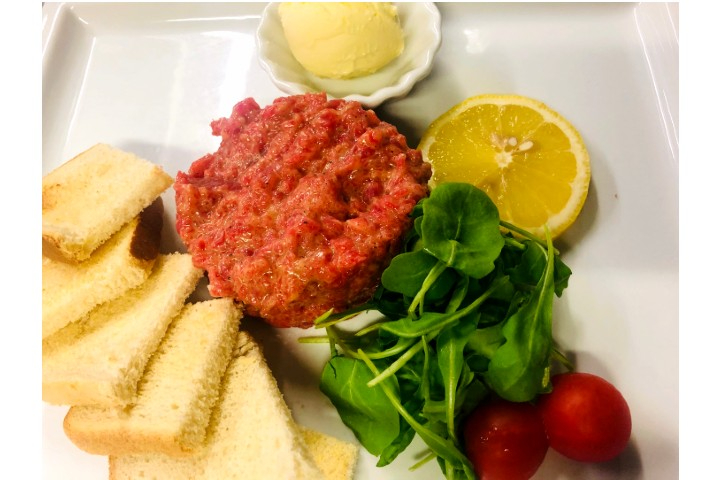 Beef tartare with butter and bread croutons - Food Express