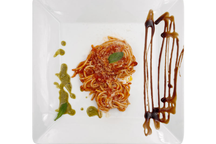 Spaghetti tomato sauce and basil - Pizzazürich