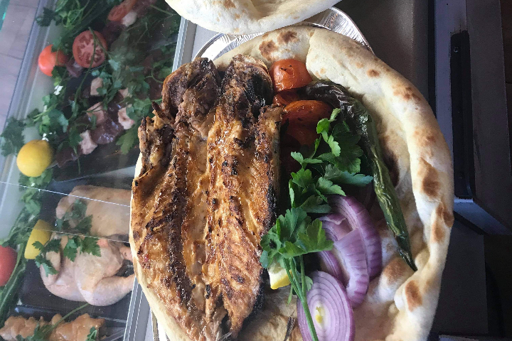 Poisson dorade grillé à charbon de bois - Café Rotisserie Souleimaniye